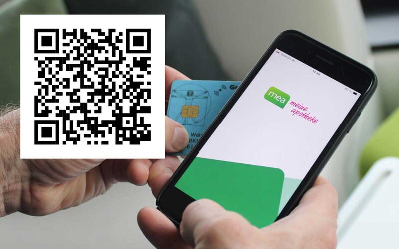 Ein Smartphone zeigt die "mea - meine Apotheke" App neben einem QR-Code und einer Gesundheitskarte.